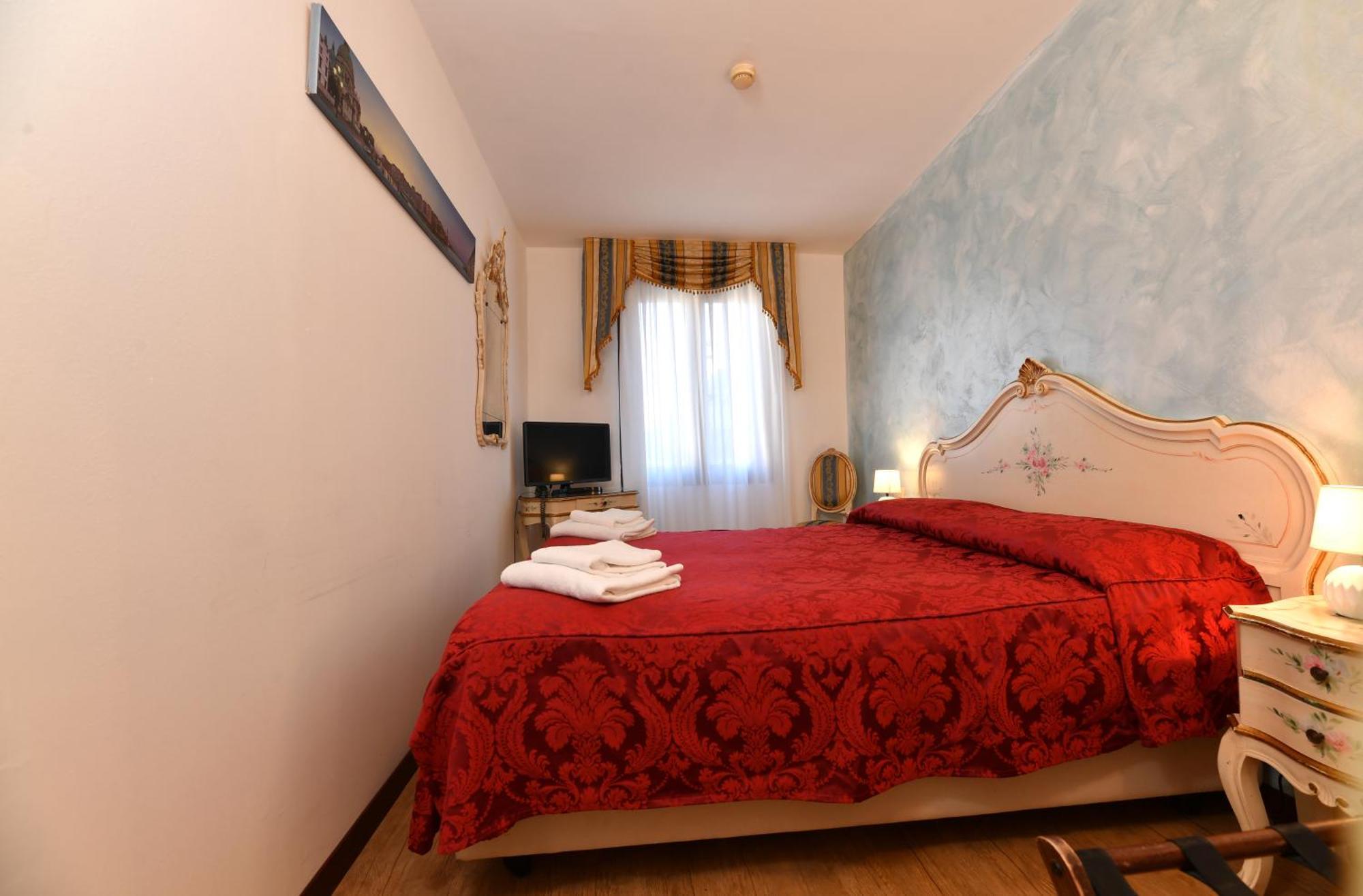 Quarto Econômico com Cama de Casal ou 2 de Solteiro